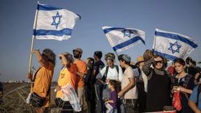 Jüdische Siedler marschieren in Richtung Gazastreifen