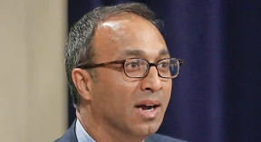 Er ist der Richter im Google-Kartellprozess