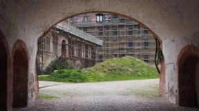 Zwei Schlossruinen sind eine zu viel