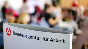Arbeitslosenzahl sinkt auf niedrigsten Stand seit 24 Jahren 