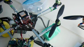 Drohne auf der Autobahn