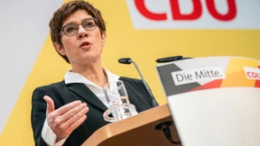 AKK kritisiert SPD für „Schmutzkampagne“