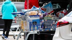 Gemeinsame Einkaufshilfe von Parteiennachwuchs