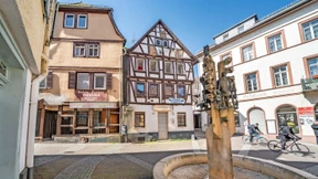 Überraschendes hinter schäbigen Fassaden