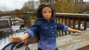 Eine Puppe mit Akne und Cellulitis