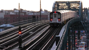 Passagiere beseitigen Hakenkreuz-Graffiti in New Yorker U-Bahn