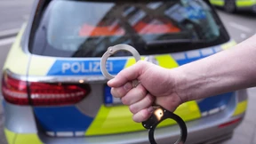 Verurteilte Mörderin im Flugzeug verhaftet