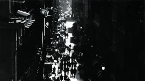 Obacht auf die blanken Marmortische