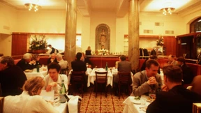 Ein Tisch in der Mitte