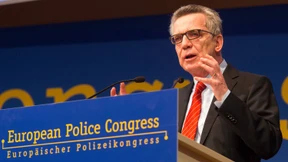 De Maizière befürwortet Ausspähen von Flüchtlingshandys