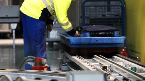 Verwaltungsangestellte müssen am Frankfurter Flughafen Koffer schleppen