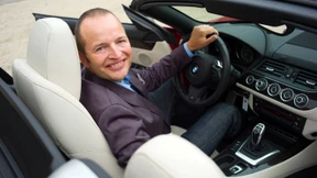 Der verschlossene Typ fährt SUV