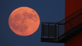 Erdbeermond am Nachthimmel über Deutschland