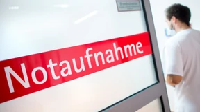 Angehörige eines Patienten greifen Klinikpersonal an