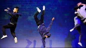 Ein Tänzer hält die Balance