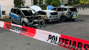 Drei Polizeiautos brennen vor Präsidium ab