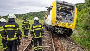 Zug kollidiert nahe Ulm mit Bus – mehrere Verletzte
