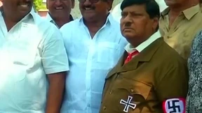 Inder demonstriert im Hitler-Kostüm