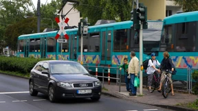 Frau wird in Frankfurt von U-Bahn erfasst