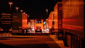 Parkende Lastwagen auf dem Standstreifen