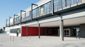 Erste Flüchtlinge in Notunterkunft angekommen