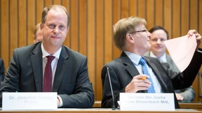 Die Nicht-sagen-hören-fragen-wollen-Kette