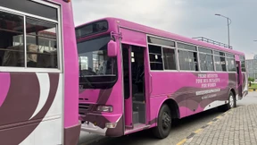Islamabad führt pinkfarbene Busse für Frauen ein