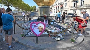 Frische Blumen und vertrocknete Kränze