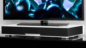 Power unter dem Fernsehfuß