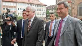 Wie Seehofer seinen Rivalen bei Laune hält