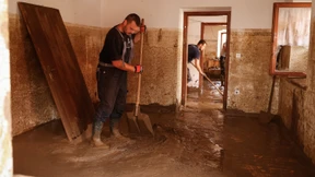 Einwohner in Flutgebieten kämpfen gegen den Schlamm