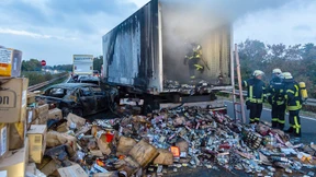 Zigaretten-Lkw und Auto fangen Feuer