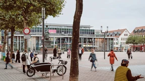 Auftakt mit fliegenden Tannenbäumen