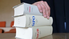 Mit gefälschten Zeugnissen Job in Privatbank erschwindelt