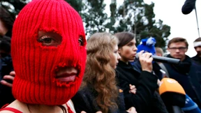 Peitschen, Schlagstöcke und Pfeffergas