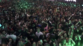 Tausende tanzen in Liverpool wie vor der Pandemie