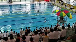 Demokratie-Protest während Schwimmwettkampf