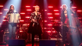 Drei Mädchen mit dem Kontrabass