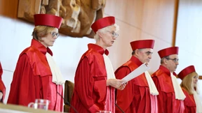 Karlsruhe fügt dem Rechtsstaat Schmerzen zu