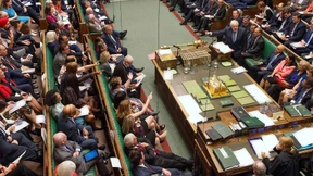 Unterhaus stimmt für Brexit-Verschiebung