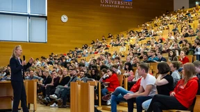 Brüllchöre oder Campus-Rallyes