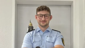 Eine „Polizeieskorte“ für einen Mini-Papagei