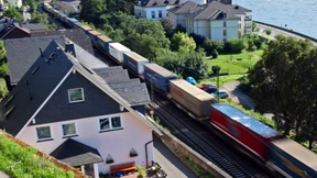 Umweltministerin für Tempolimit von Güterzügen