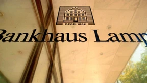 Oetker treibt den Verkauf der Lampe-Bank voran