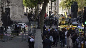 Auto rast in Zaun vor Downing Street