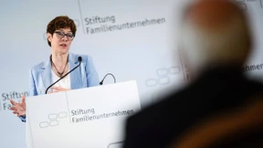 Kramp-Karrenbauer verteidigt Sanktionen gegen Russland