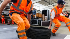 Wie man Reifen von der Autobahn holt