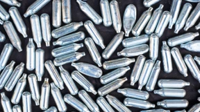 Das Risiko aus der Sprühsahne-Kartusche