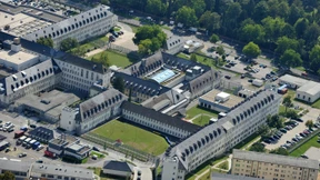 Hinter dem Zaun geht es in die Neue Welt