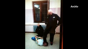 Asylbewerber eingesperrt, verprügelt und erniedrigt